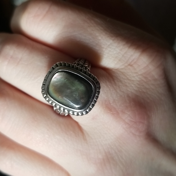 NWOT Mother of Pearl Ring - Picture 5 of 5